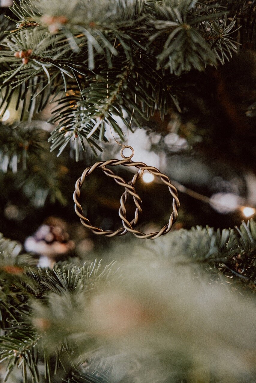 Hanging Ornament Estelle Pretzel Brass